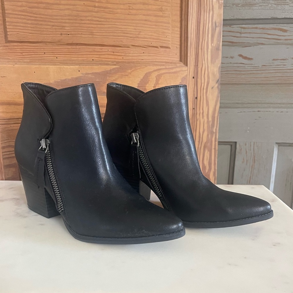 Kaari Blue Black Emelia ankle boots